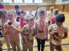 Prvňáčci vítají nové kamarády